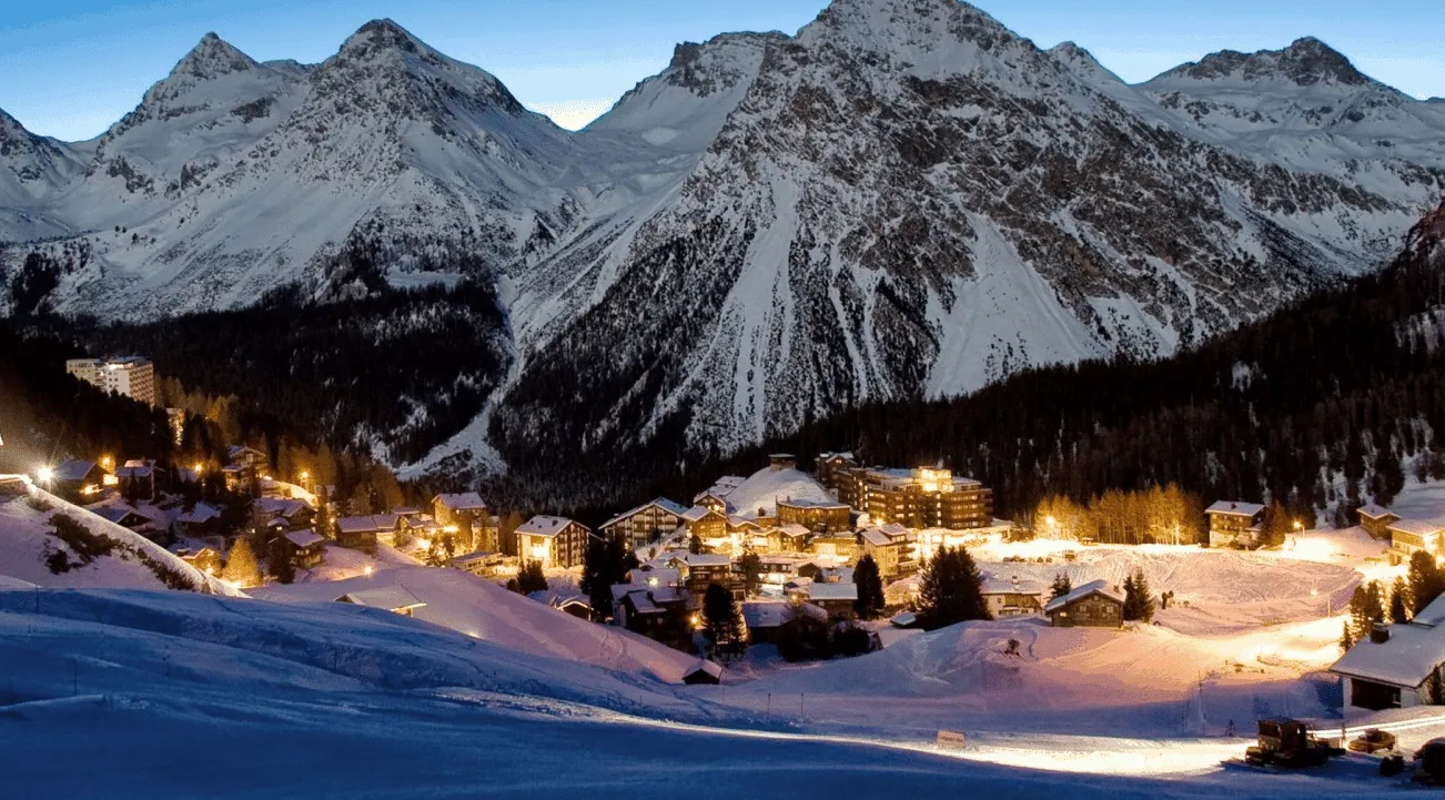 Sports and Conference Centre Arosa At night
